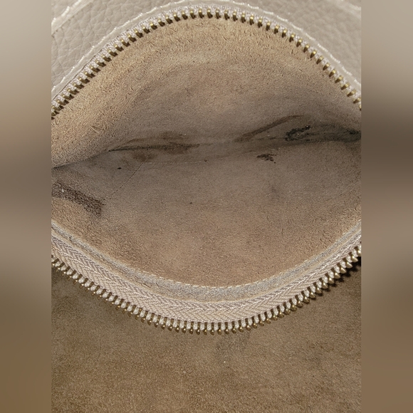 Cuyana Revive genuine leather Tote with gold monogram - Picture 3 of 15